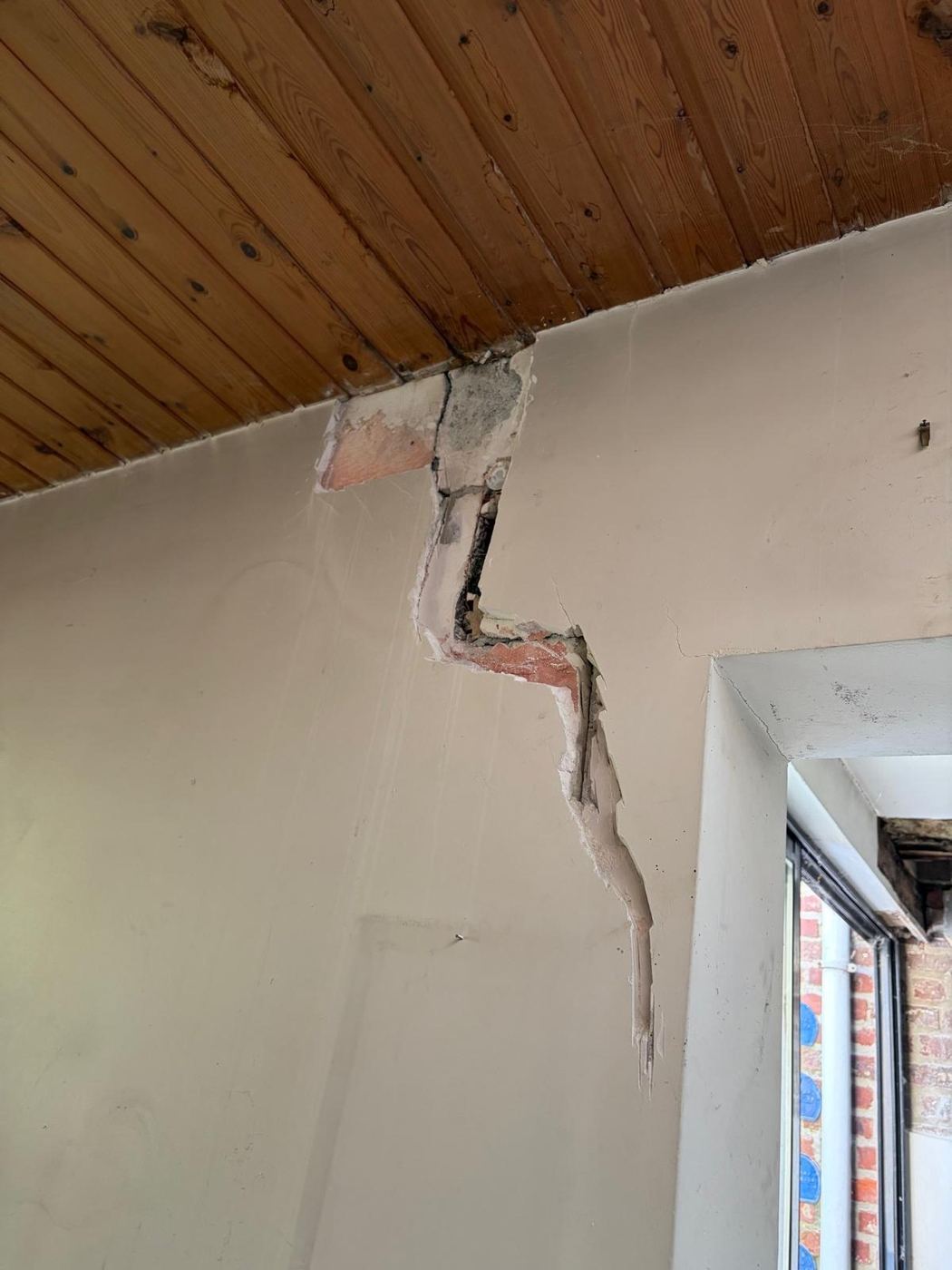 Plafond fissuré avant réparation — Toiture Lecloux